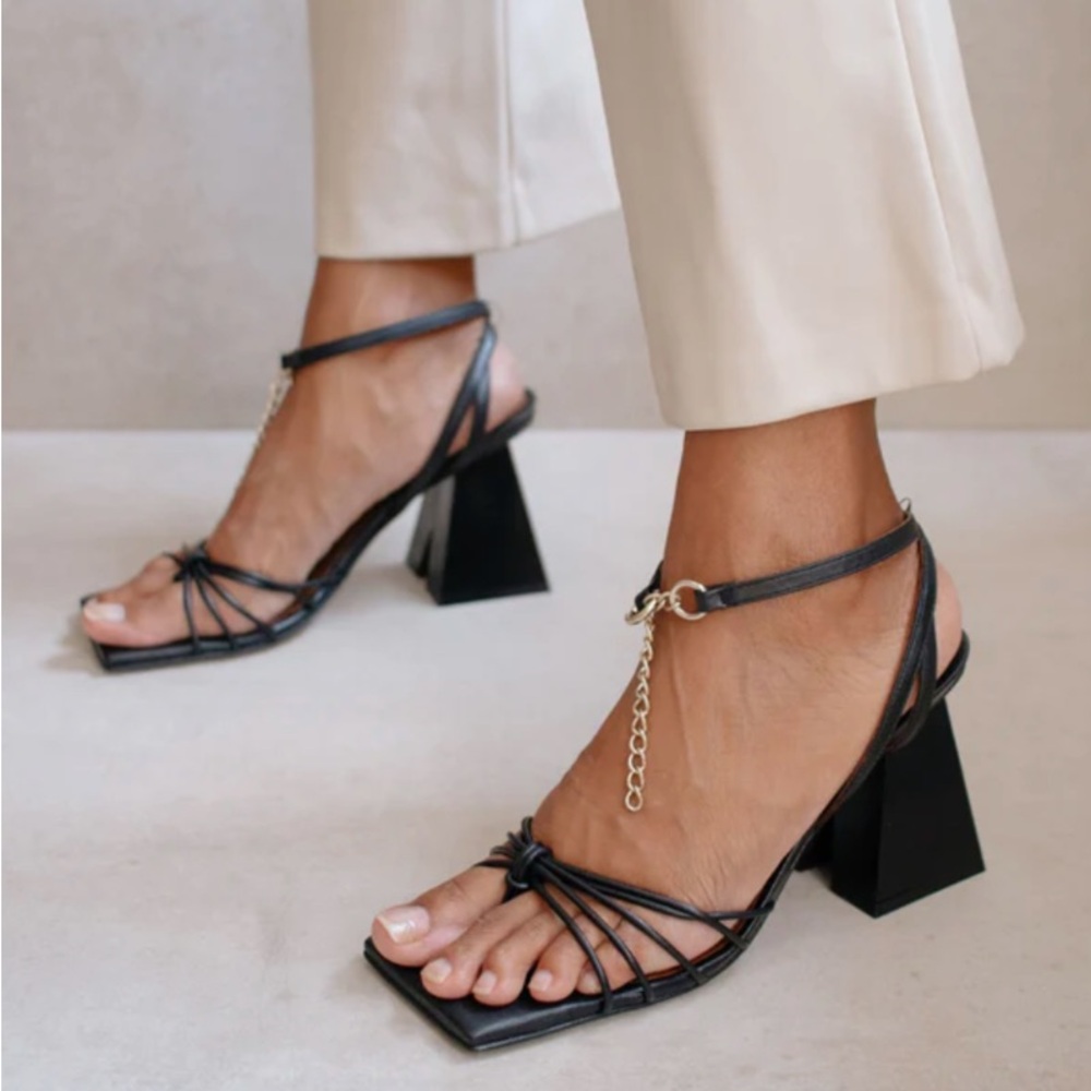 ALOHAS Black Strappy Square-Toe Block Heel Sandals with Gold Chain